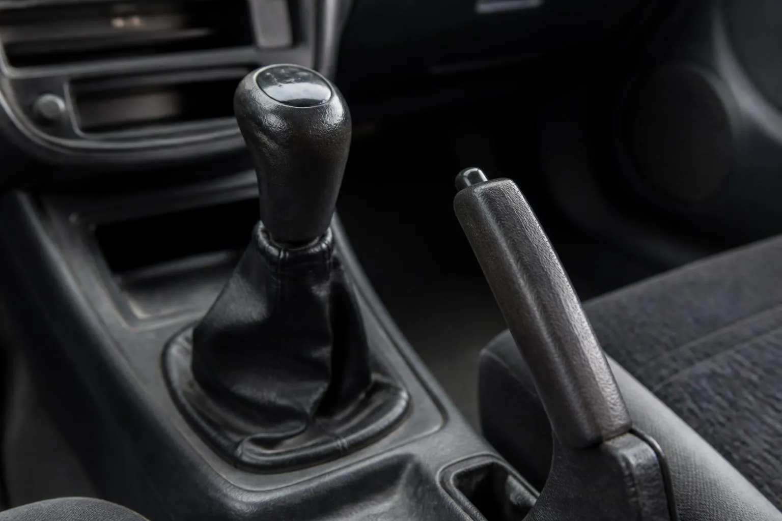 Le levier de vitesses et le frein à main d’une voiture